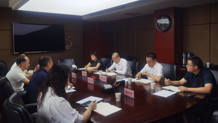 8月4日上午，甘肅藥業(yè)投資集團(tuán)有限公司黨委書(shū)記、董事長(zhǎng)周榮及副總經(jīng)理張世俊等一行4人前往甘肅省科技廳，拜會(huì)省科技廳黨組書(shū)記、廳長(zhǎng)張世榮。雙方圍繞整合中醫(yī)藥優(yōu)勢(shì)資源、強(qiáng)化創(chuàng)新聯(lián)合體建設(shè)、培育高層次創(chuàng)新創(chuàng)